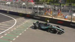 Russell brilla en Bakú mientras el líder y varios pilotos enfrentan un arranque complicado