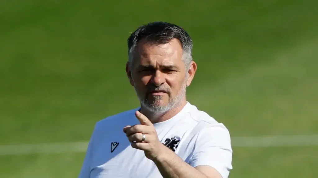 La Nations League provoca su primera renuncia en el banquillo