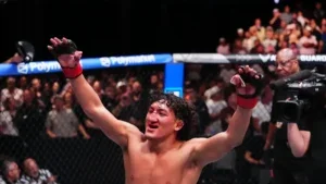 Raúl Rosas Jr. noquea a Raoni Barcelos en UFC Vegas 121 y el brasileño sale en camilla
