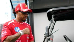 Ferrari en llamas: Hamilton corta con monosílabos y Vasseur le lanza dardo a Horner