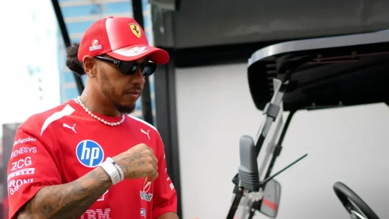 Ferrari en llamas: Hamilton corta con monosílabos y Vasseur le lanza dardo a Horner