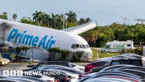 Tragedia en Miami: avión se estrella en carretera, deja 5 muertos y múltiples vehículos en llamas