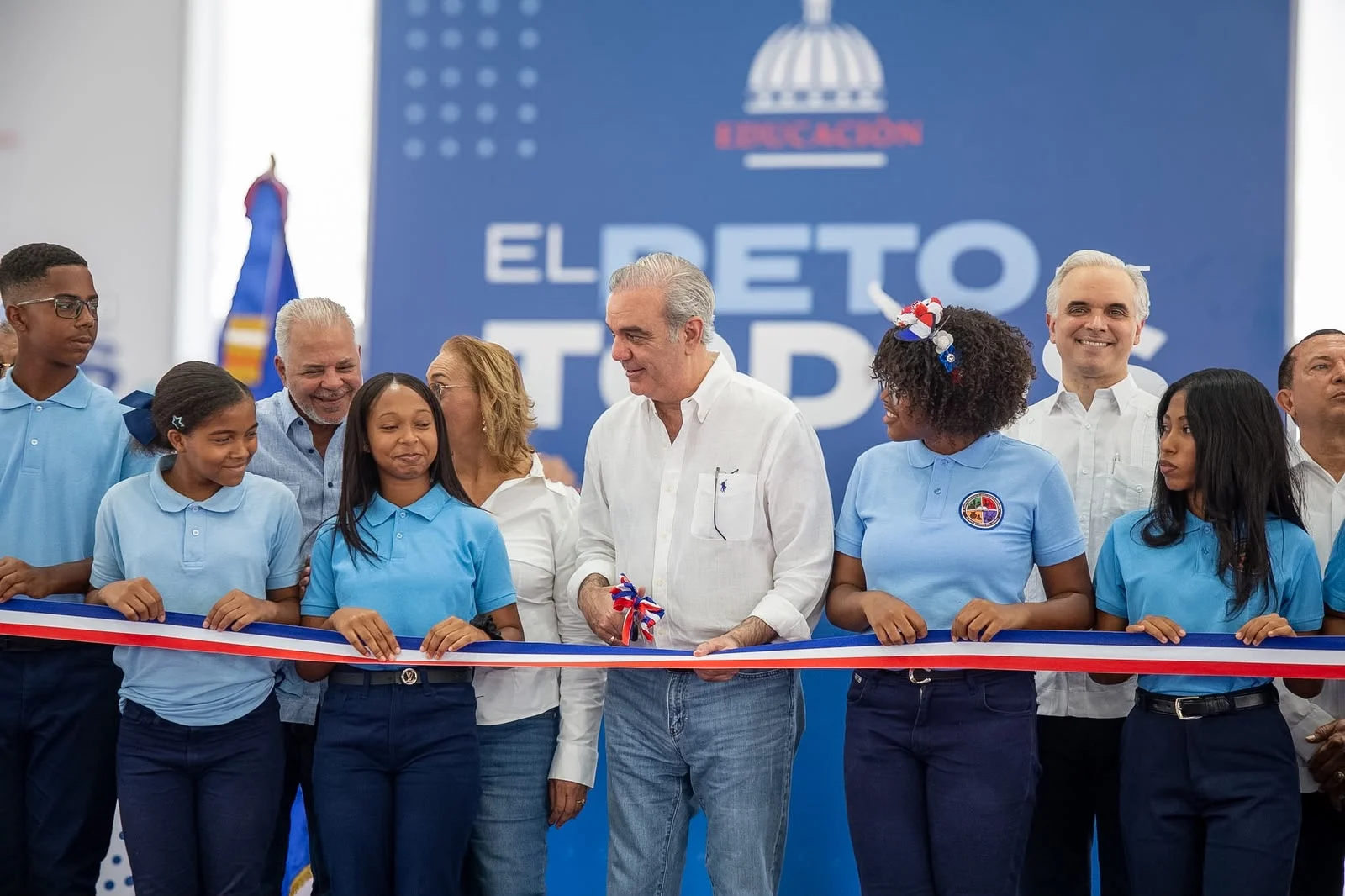 Abinader entrega techado escolar en Cambita con inversión superior a RD$26 millones
