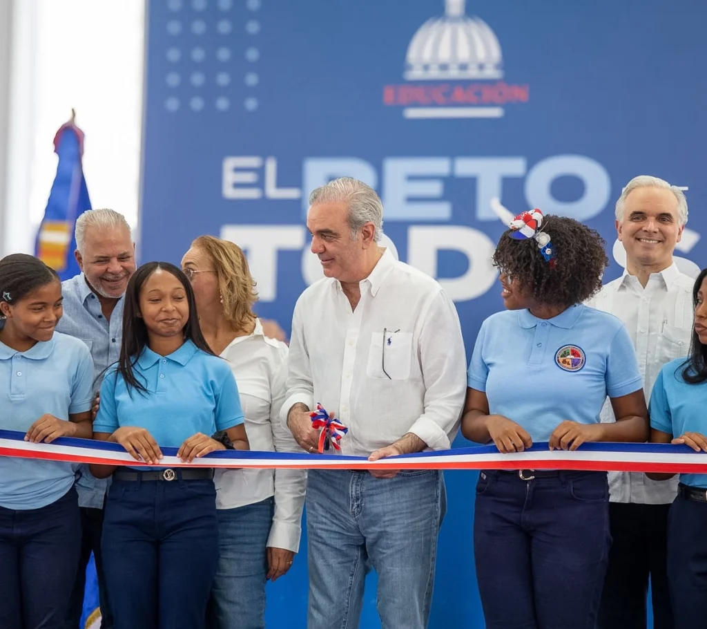Abinader entrega techado escolar en Cambita con inversión superior a RD$26 millones