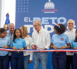 Abinader entrega techado escolar en Cambita con inversión superior a RD$26 millones
