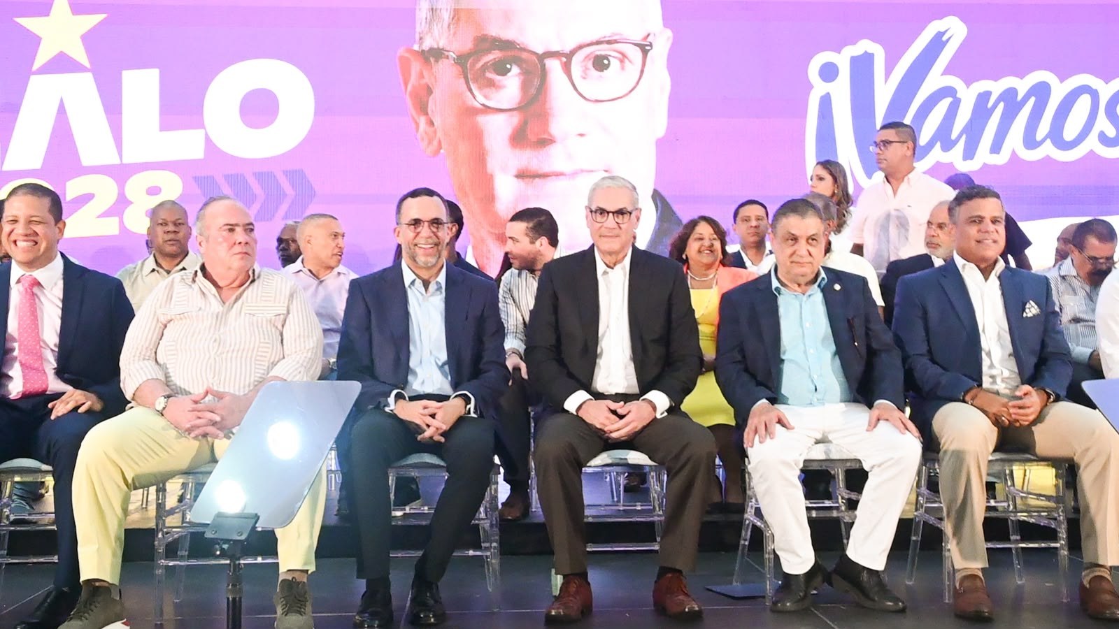 Gonzalo Castillo recibe respaldo masivo de 775 miembros del Comité Central y el 66.7 % de los alcaldes del PLD
