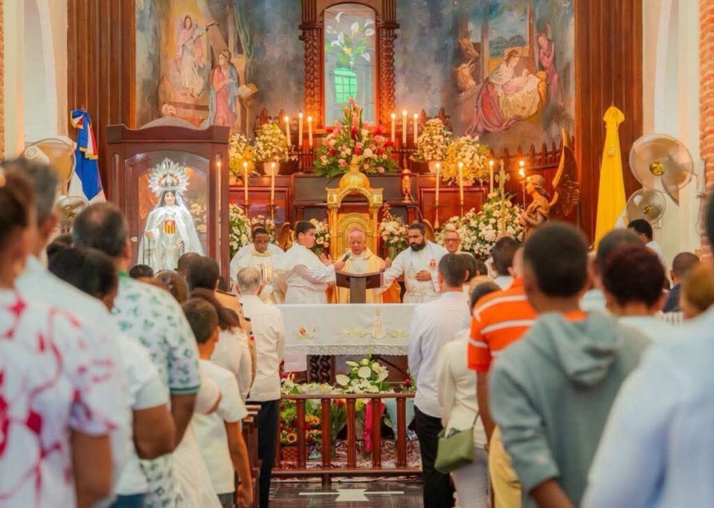 Fieles dominicanos honran a la Virgen de las Mercedes en jornada de fe y devoción
