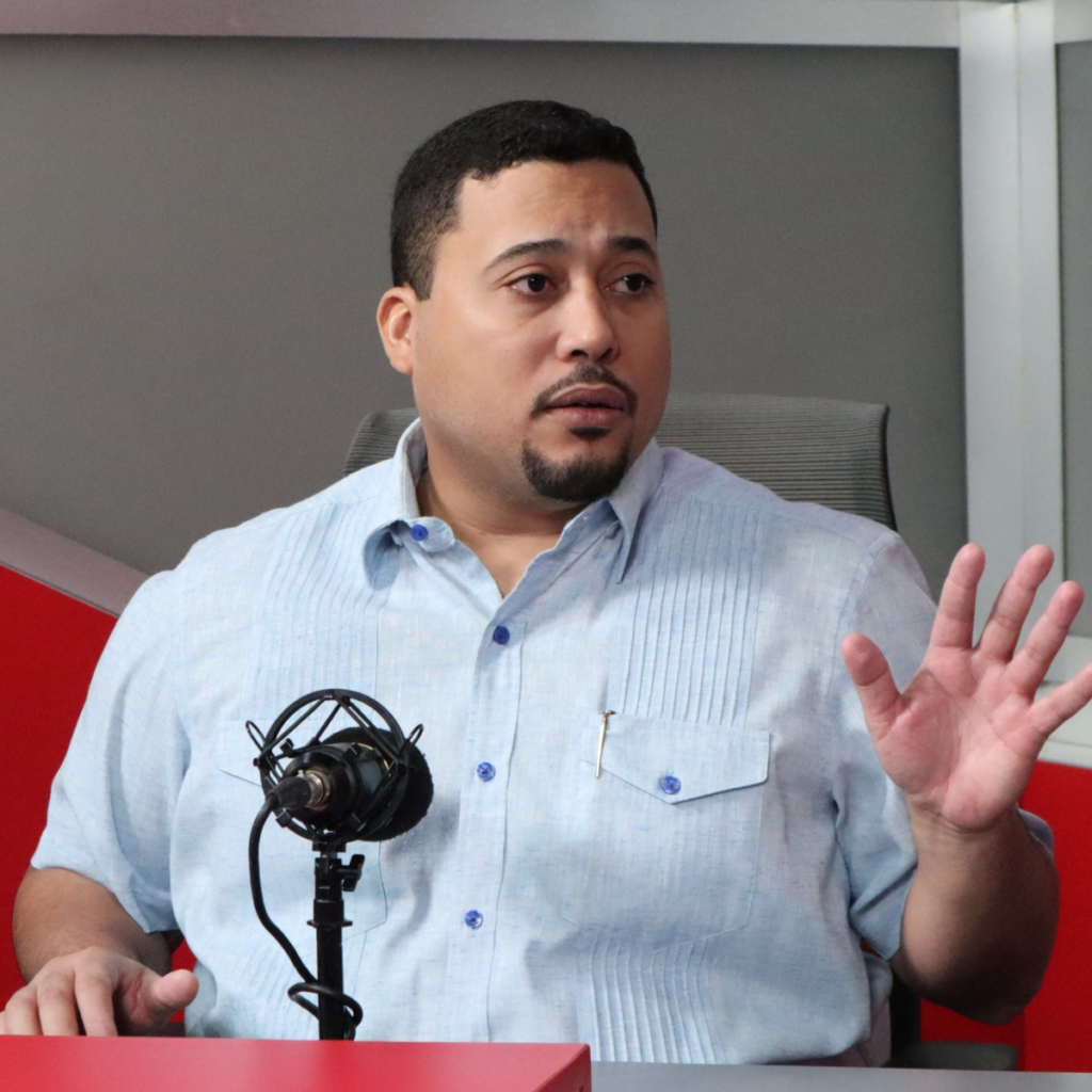 PRM exhibe cohesión interna mientras la oposición dominicana se fragmenta, según comunicador