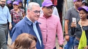 El-secretario-general-del-Partido-de-la-Liberacion-Dominicana-PLD-Alfonso-Mercado-Brito-junto-a-Gonzalo-Castillo-Foto-Fuente-Externa-355x200-1