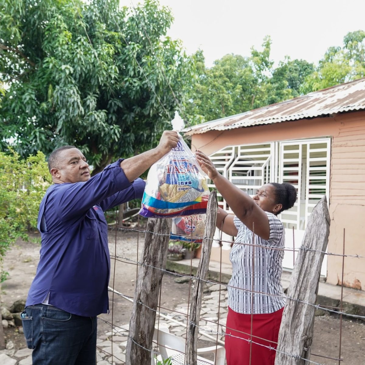 Dasac reconstruye hogares en San Juan tras ventarrón con alimentos y reparación de techos