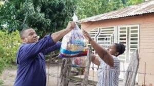 Entregan-alimentos-a-familias-afectadas-por-vetarron-en-el-distrito-municipal-Matayaya-Foto-Prensa-Dasac-4-355x200-1