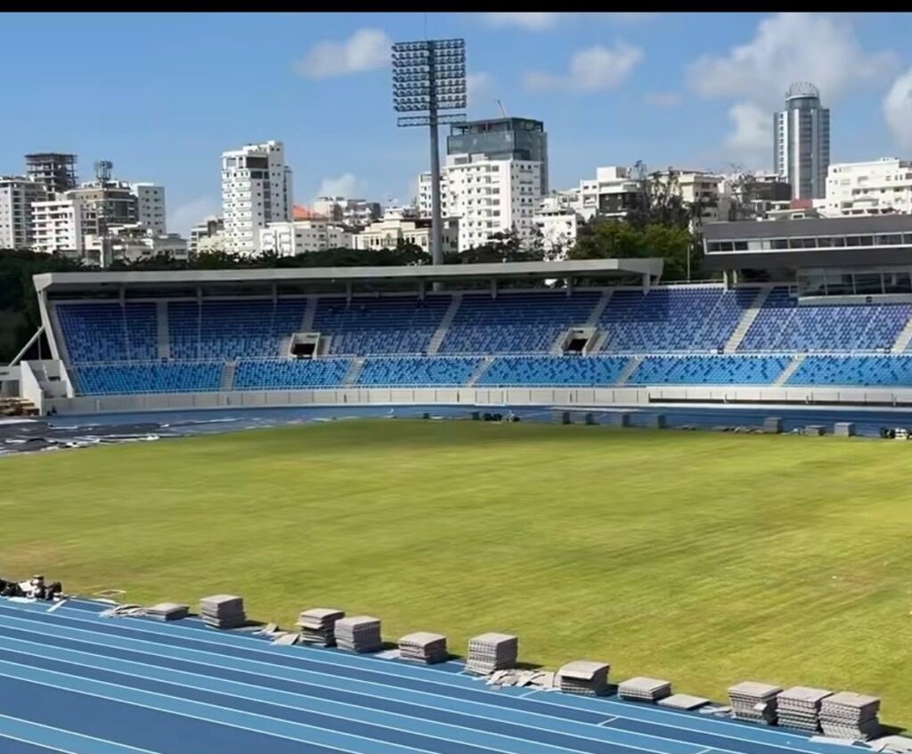 Kelvin Cruz deja como nuevo el verde del Félix Sánchez 72 horas después del concierto