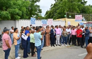 Fuerza del Pueblo exige emergencia educativa para Santiago por escuelas en crisis