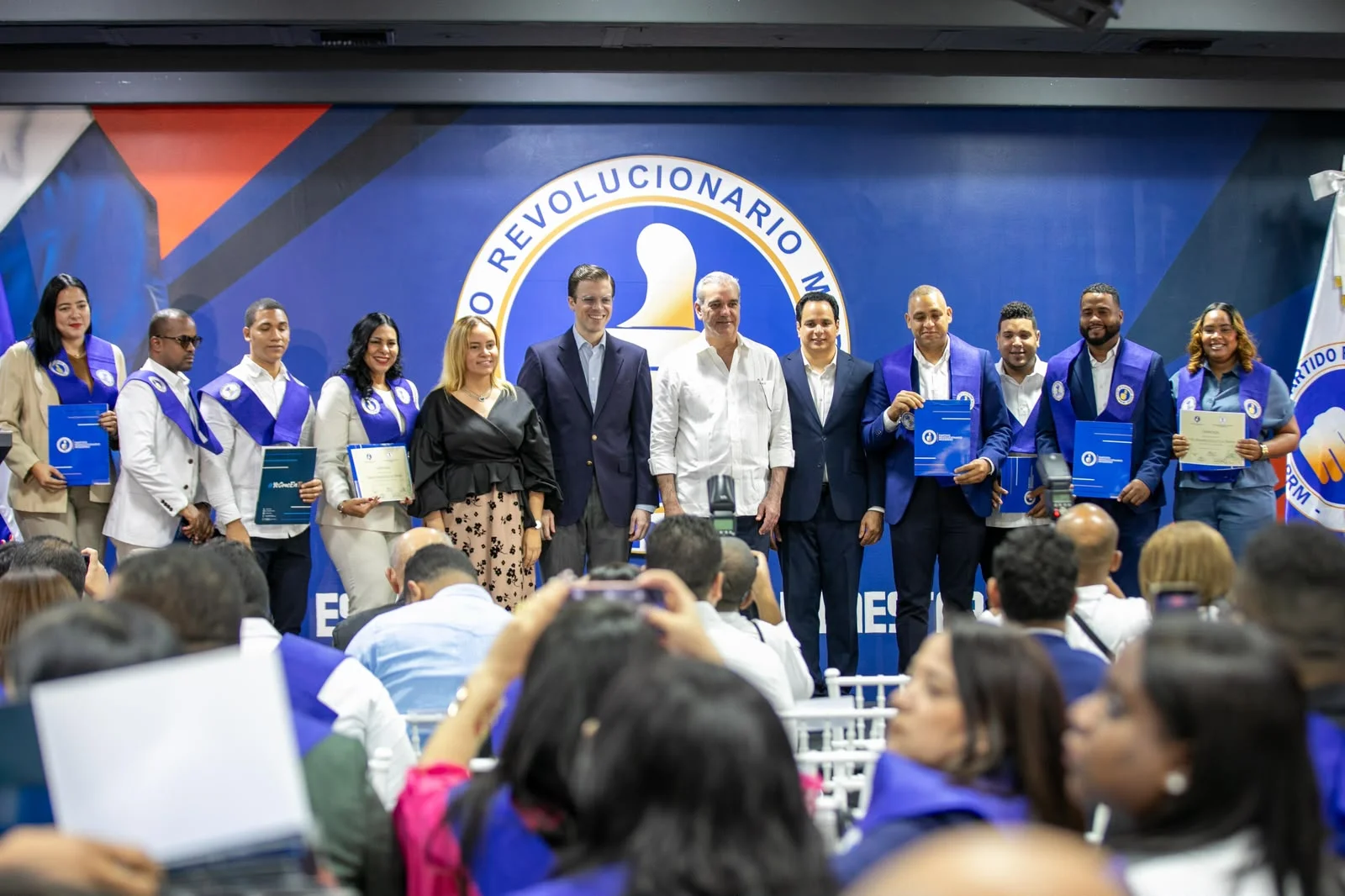 Abinader consolida liderazgo del PRM con graduación de 87 nuevos dirigentes