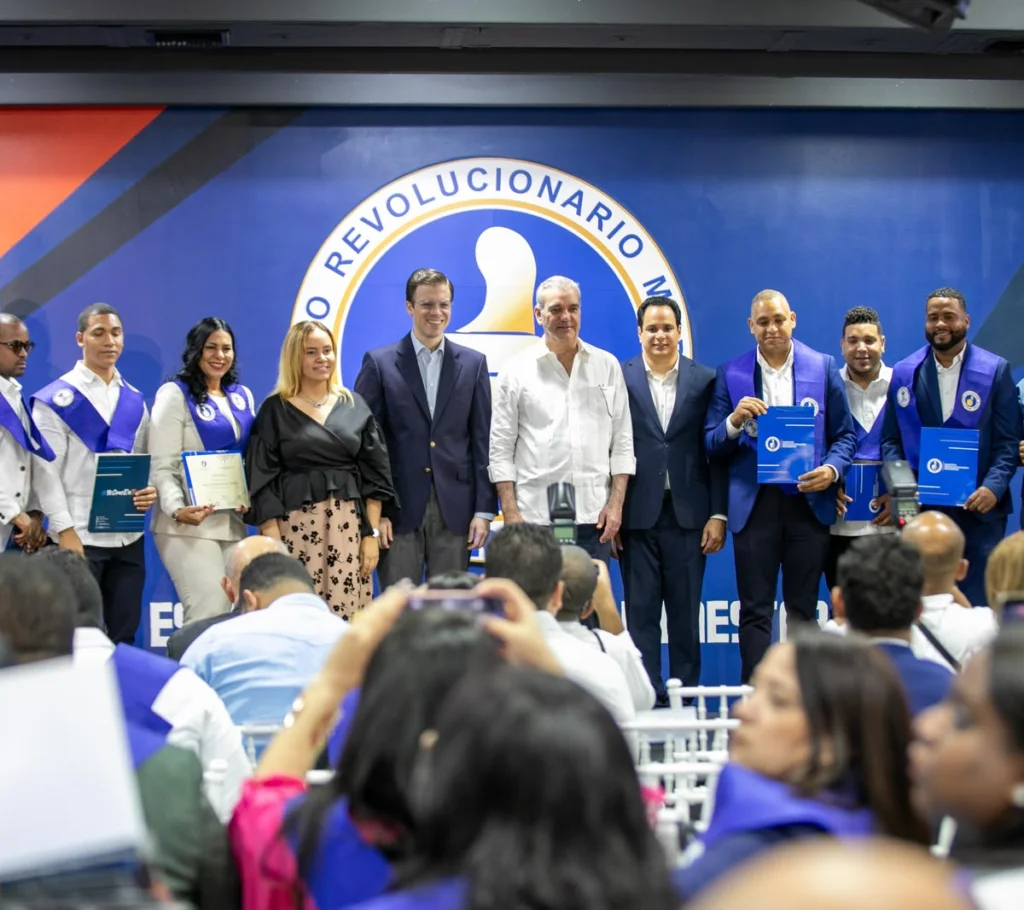 Abinader consolida liderazgo del PRM con graduación de 87 nuevos dirigentes