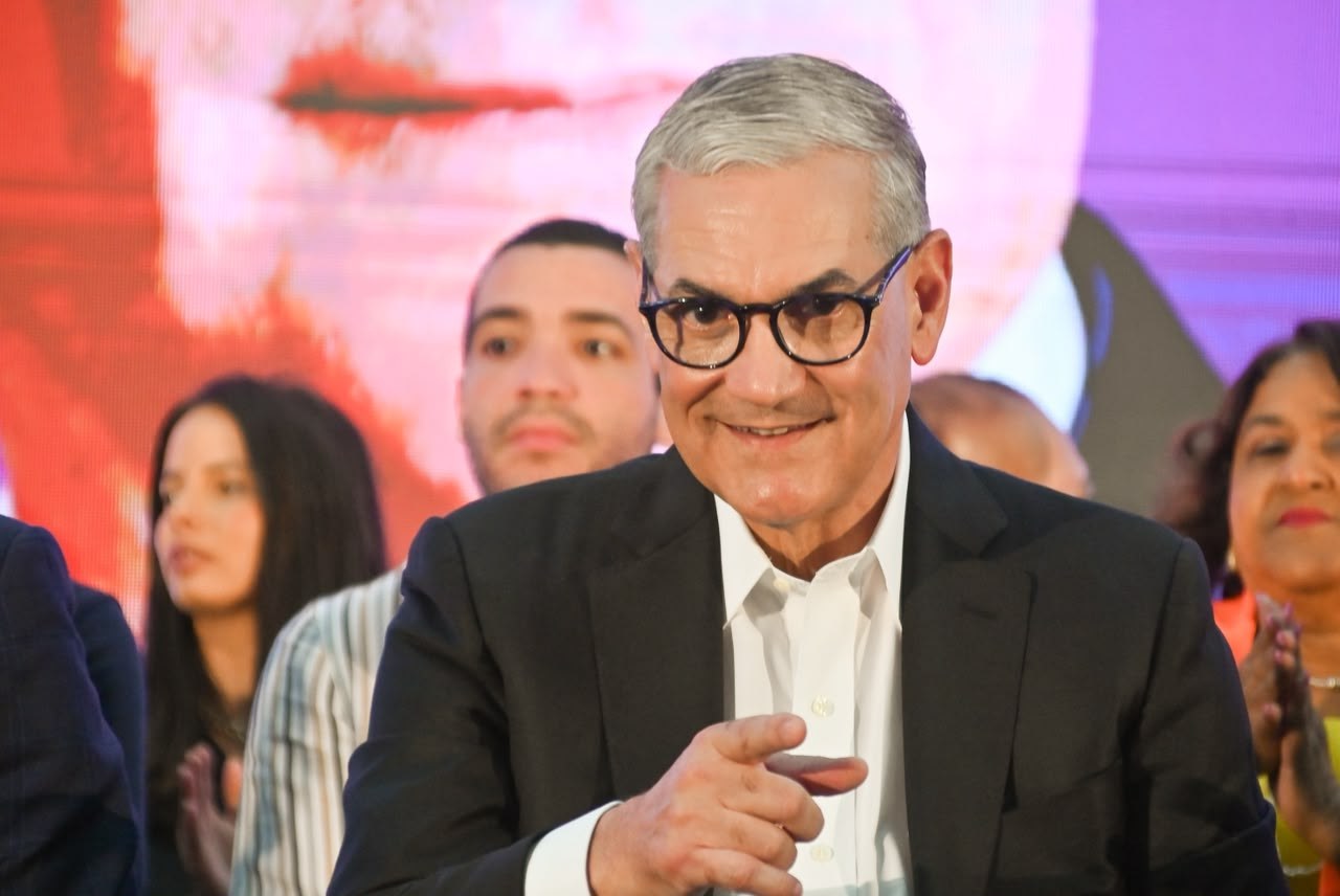 Gonzalo Castillo llega a la asamblea del PLD entre vítores y reclamos de la militancia