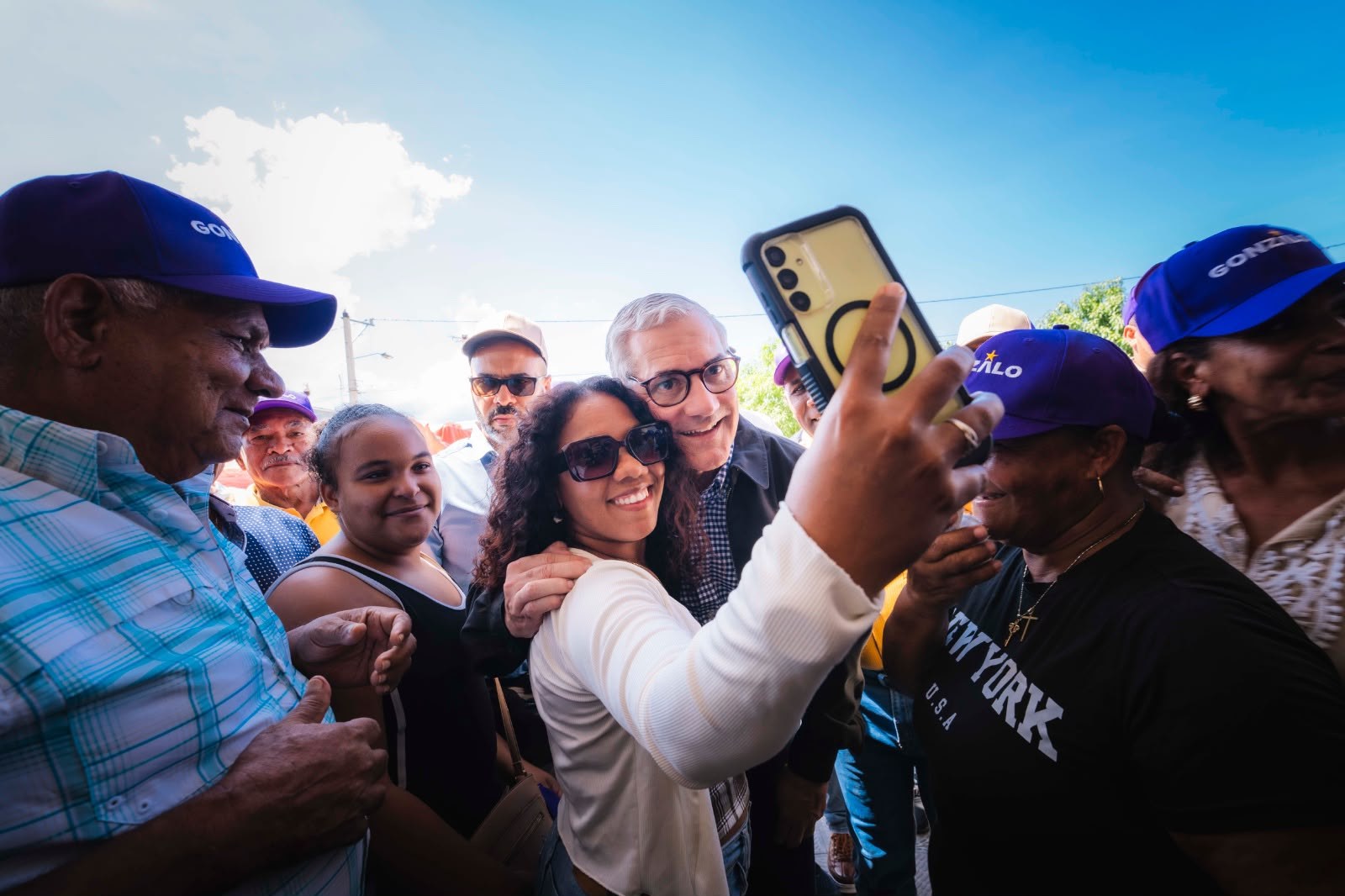 Gonzalo Castillo recorre Puerto Plata para atender de cerca las demandas comunitarias