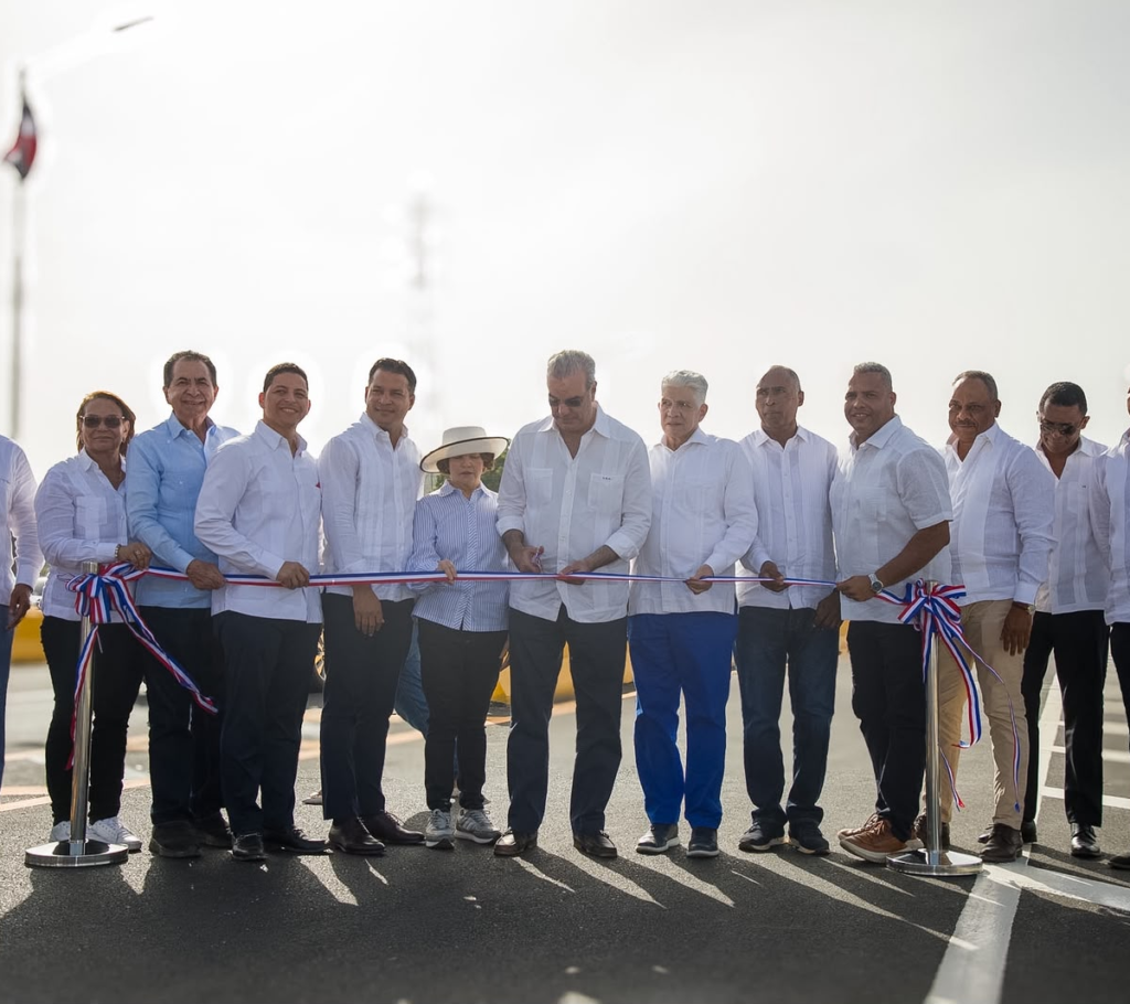 Abinader inaugura puente y asfalto en Peravia para potenciar el tránsito comercial y turístico