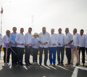 Abinader inaugura puente y asfalto en Peravia para potenciar el tránsito comercial y turístico