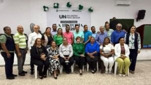 Josefina-Pimentel-junto-a-maestroa-juramentados-en-la-Fuerza-del-Pueblo-en-SFM-Foto-Prensa-Fuerza-del-Pueblo-1-355x200-1