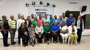 Josefina-Pimentel-junto-a-maestroa-juramentados-en-la-Fuerza-del-Pueblo-en-SFM-Foto-Prensa-Fuerza-del-Pueblo-1-355x200-1
