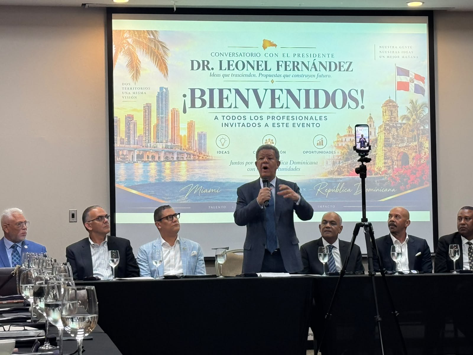 Leonel Fernández expone en Miami su visión para el porvenir de la diáspora dominicana