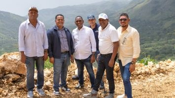 Nidio-Encarnacion-Santiago-junto-a-otros-ingenieros-y-personalidades-en-Neiba-Foto-Prensa-Utepda-1-355x200-1