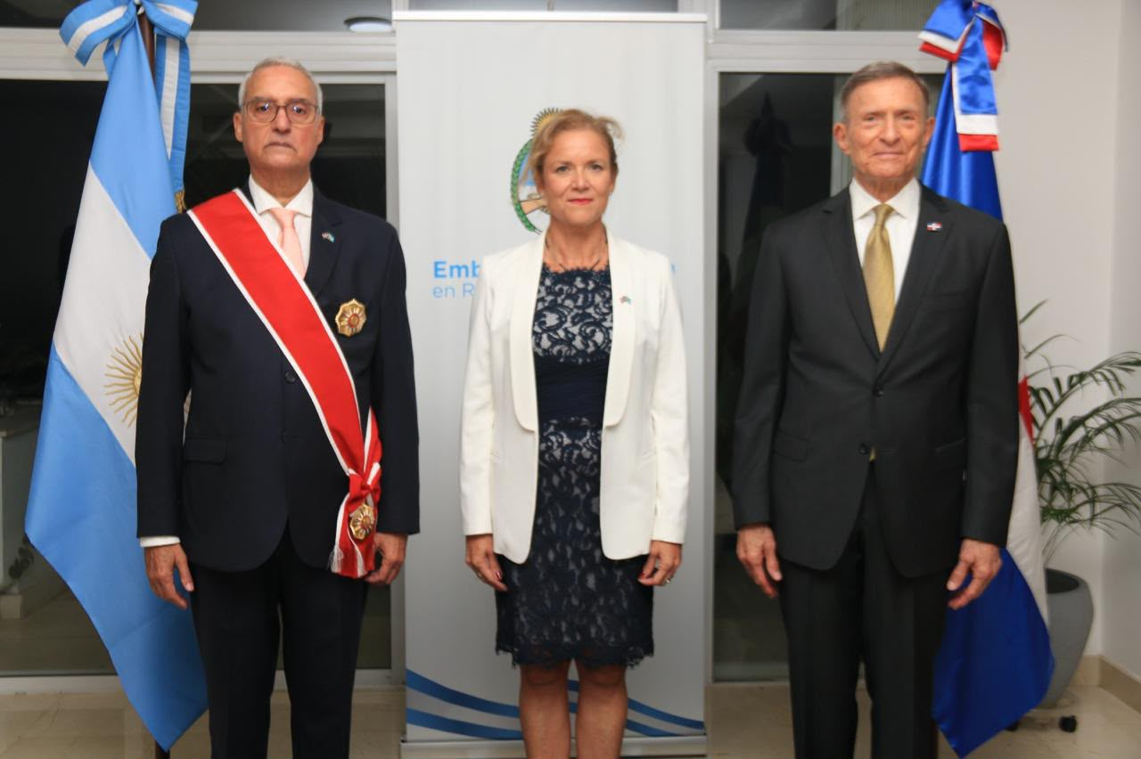 Argentina distingue con la Orden de Mayo al exembajador dominicano Gustavo Hernando Castillo