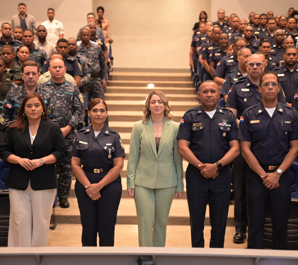 Policía y Ministerio de la Mujer despliegan a 300 hombres en calles dominicanas contra la violencia de género