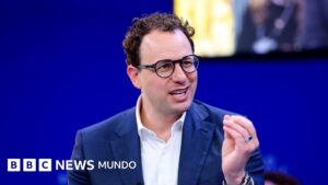 El CEO de Anthropic propone frenar la carrera de la inteligencia artificial en un ensayo clave