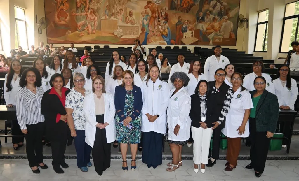 Farmacia UASD viste de blanco a su nueva generación