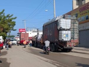 denuncian-mercancia-para-haiti-se-quedan-en-frontera-dominico-haitiana-3a2c8a13-focus-0-0-400-300