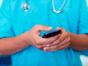 el-codigo-penal-no-prohibe-whatsapp-pero-afecta-a-medicos-0f71a278-focus-0-0-400-300