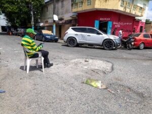 el-mal-estado-de-la-calle-antonio-mayi-perez-dificulta-el-transito-5f878789-focus-0-0-400-300