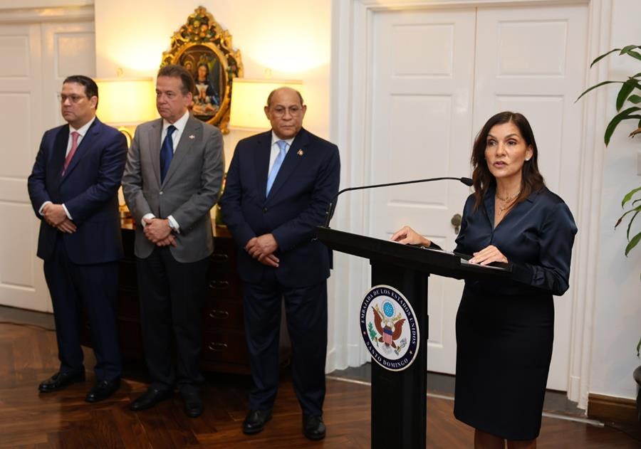 Embajadora Leah F. Campos articula alianza estratégica con líderes dominicanos en tecnología, innovación y semiconductores