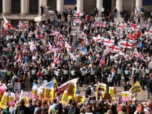 en-inglaterra-marchan-cientos-de-manifestantes-contra-la-inmigracion-f3b25a29-focus-0-0-400-300