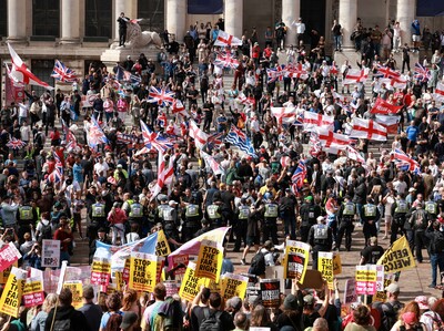 en-inglaterra-marchan-cientos-de-manifestantes-contra-la-inmigracion-f3b25a29-focus-0-0-400-300