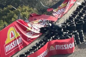 horrorcrash-in-der-corkscrew-porsche-fliegt-meterweit-in-die-botanik-26090502