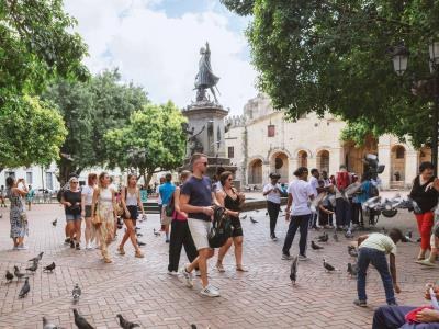 imagen-01122023-turistas-en-la-zona-colonial-matias-boncosky-04-focus-0-0-400-300
