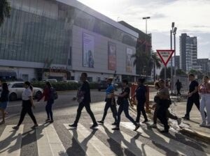 imagen-16122023-personas-caminando-por-la-via-publica-matias-boncosky-03-04efa0eb-focus-0.17-min0.15-400-300