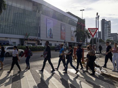 imagen-16122023-personas-caminando-por-la-via-publica-matias-boncosky-03-04efa0eb-focus-0.17-min0.15-400-300