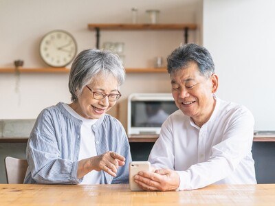 Elderly,Asian,Couple,Using,Smartphone,Apps,(smiles,,Fun)