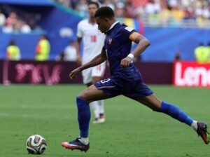 mbappe-convierte-un-gol-turquia-pero-se-retira-lesionado-de-la-rodilla-6d40d470-focus-min0.06-0.75-400-300