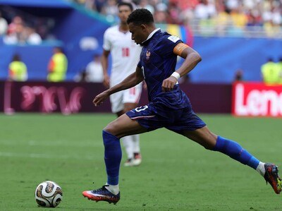 mbappe-convierte-un-gol-turquia-pero-se-retira-lesionado-de-la-rodilla-6d40d470-focus-min0.06-0.75-400-300