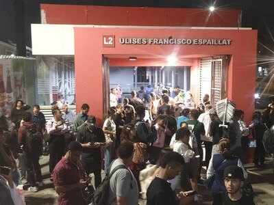 usuarios-del-metro-varados-expresan-descontentos-por-fallo-214af7a7-focus-0-0-400-300