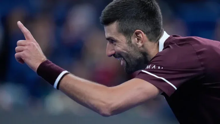 Djokovic enciende las alarmas en Pekín con un susto que recuerda al de Nadal en Roland Garros