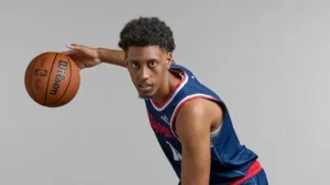 El ex del Real Madrid Baba Miller levanta al público del asiento ante Stephen Curry
