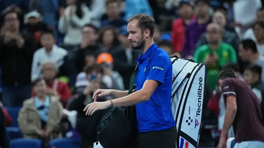 Este es el bolazo al ojo de Medvedev que le costó la descalificación ante Djokovic