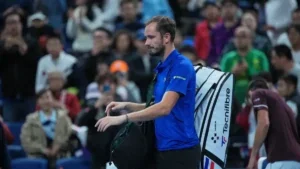 Este es el bolazo al ojo de Medvedev que le costó la descalificación ante Djokovic
