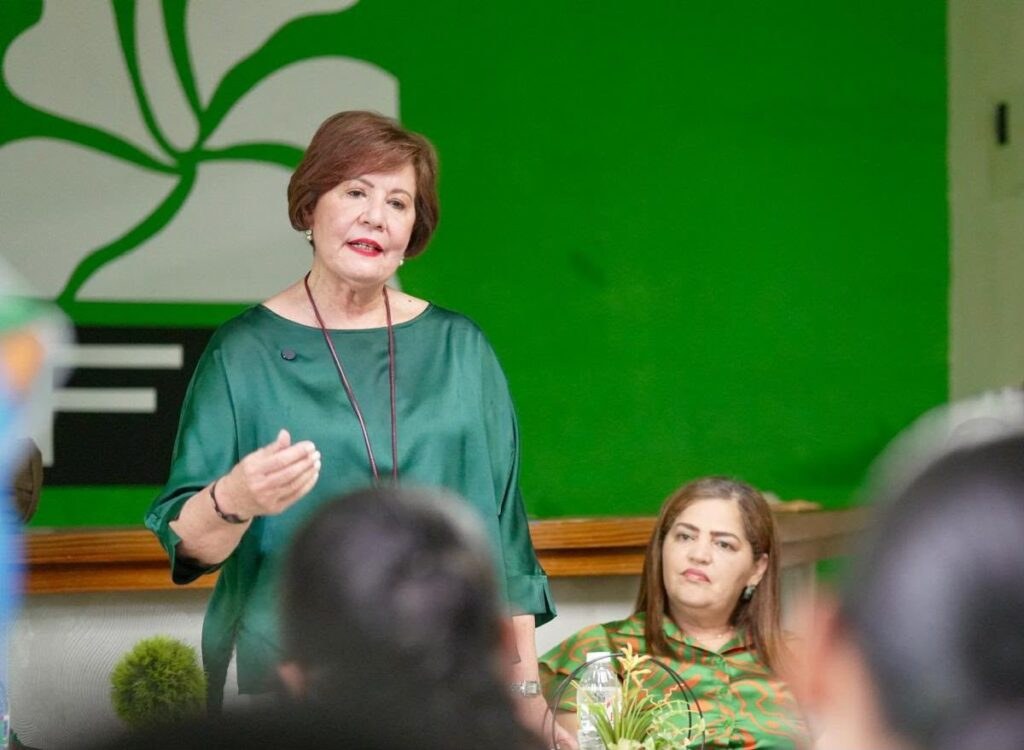 Maestros de la FP se reorganizan; Josefina Pimentel dice Leonel debe volver para “restaurar el país